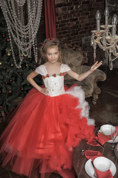 Joven Princesa Rojo Con Vestido Blanco Araña Cristal — Foto de Stock