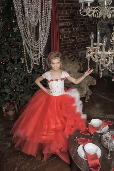 Kırmızı Beyaz Elbise Kristal Bir Avize Sarkacak Ile Genç Prenses — Stok fotoğraf
