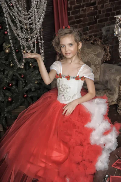 Jovem Princesa Vermelho Com Vestido Branco Lustre Cristal — Fotografia de Stock