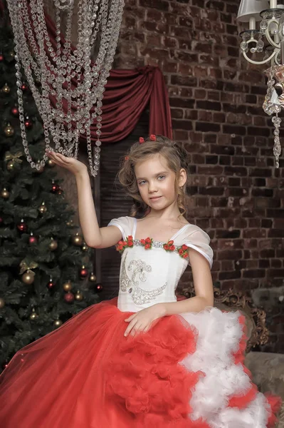 白いドレスとクリスタルのシャンデリアと赤で若い王女 — ストック写真