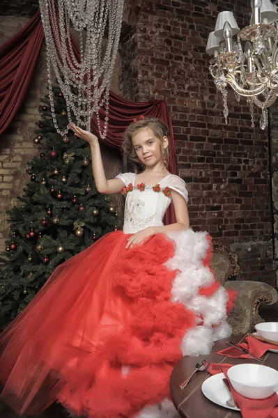 Kırmızı Beyaz Elbise Kristal Bir Avize Sarkacak Ile Genç Prenses — Stok fotoğraf