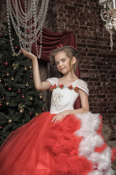 Mladá Princezna Červené Barvě Bílými Šaty Křišťálový Lustr — Stock fotografie