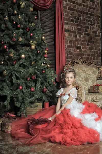 Jovem Princesa Vestido Vermelho Branco Natal — Fotografia de Stock