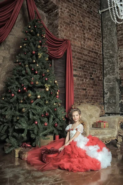 Mladá Princezna Červené Bílé Šaty Vánoce — Stock fotografie