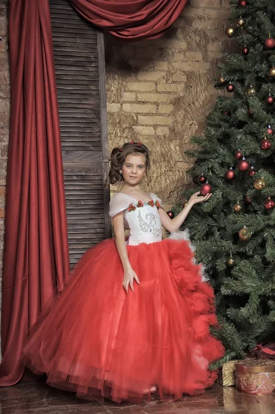 Christmas Kırmızı Beyaz Elbiseli Genç Prenses — Stok fotoğraf