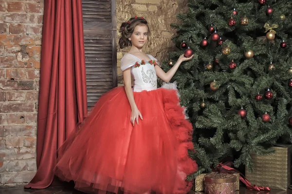 Joven Princesa Vestido Rojo Blanco Navidad — Foto de Stock