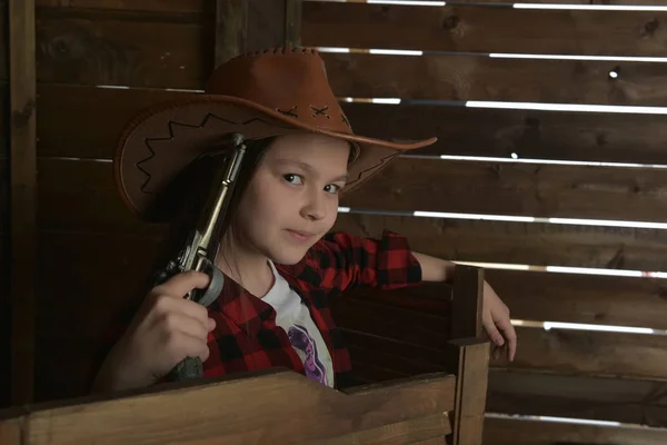 Junges Cowboy Mädchen Rot Karierten Hemd Auf Dem Hintergrund Einer — Stockfoto