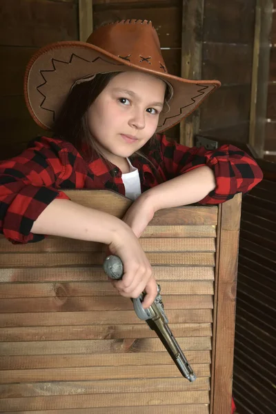 Fiatal Lány Cowboy Egy Piros Kockás Ing Háttérben Egy Fából — Stock Fotó