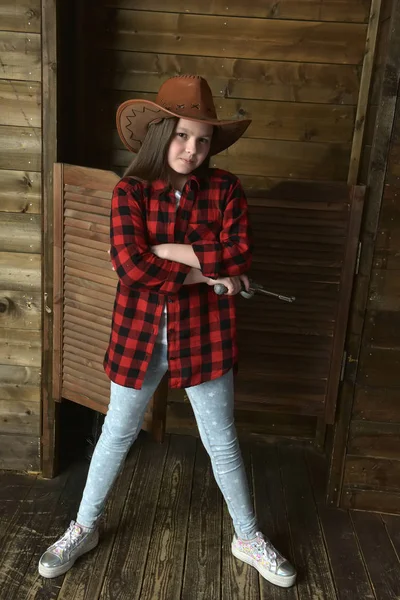 Ung Flicka Cowboy Röd Rutig Skjorta Bakgrunden Trävägg — Stockfoto