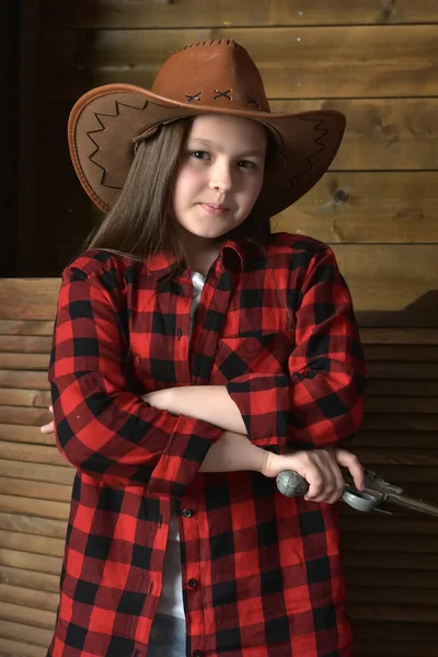 Ung Flicka Cowboy Röd Rutig Skjorta Bakgrunden Trävägg — Stockfoto