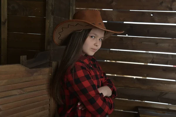 Jovem Cowboy Menina Uma Camisa Quadriculada Vermelha Fundo Uma Parede — Fotografia de Stock