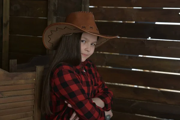 Jovem Cowboy Menina Uma Camisa Quadriculada Vermelha Fundo Uma Parede — Fotografia de Stock