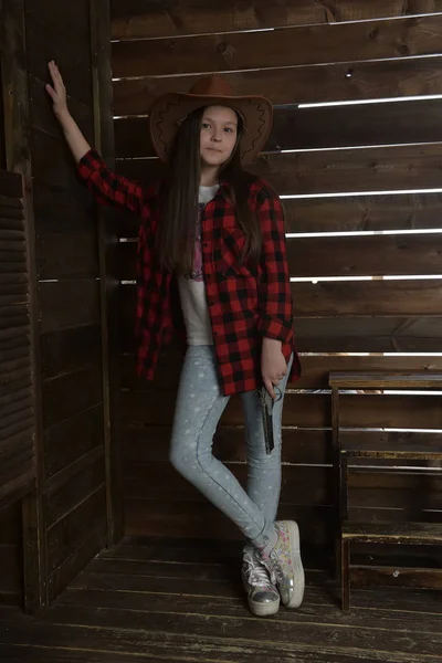 Fiatal Lány Cowboy Egy Piros Kockás Ing Háttérben Egy Fából — Stock Fotó
