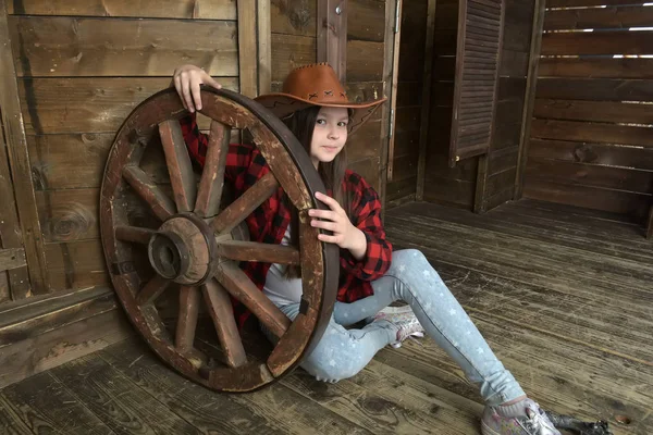 Ung Flicka Cowboy Röd Rutig Skjorta Bakgrunden Trävägg — Stockfoto