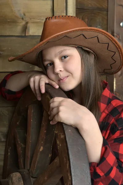 Ung Flicka Cowboy Röd Rutig Skjorta Bakgrunden Trävägg — Stockfoto