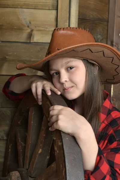 Jovem Cowboy Menina Uma Camisa Quadriculada Vermelha Fundo Uma Parede — Fotografia de Stock