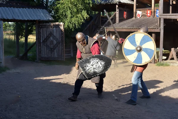 Rússia Vyborg 2013 Viking Armaduras Lutando Com Espadas Festival Cultura — Fotografia de Stock