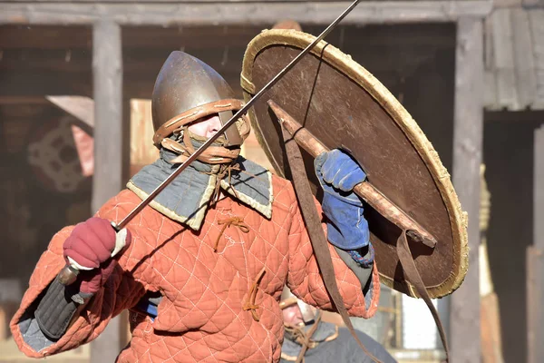 Russie Vyborg 2013 Viking Armure Battant Avec Des Épées Festival — Photo