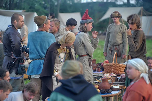 Rússia Volkhov 2013 Pessoas Roupas Históricas Autênticas Uma Festa Medieval — Fotografia de Stock