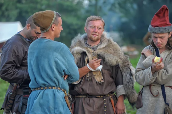 Rússia Volkhov 2013 Pessoas Roupas Históricas Autênticas Uma Festa Medieval — Fotografia de Stock