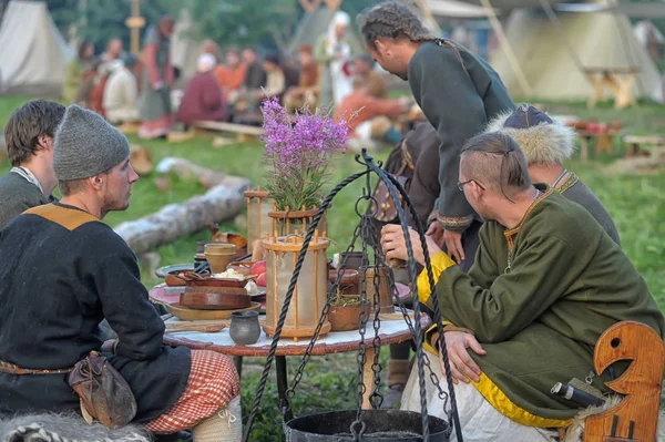 Ryssland Volchov 2013 Människor Autentiska Historiska Kläder Medeltida Gästabud Festivalen — Stockfoto