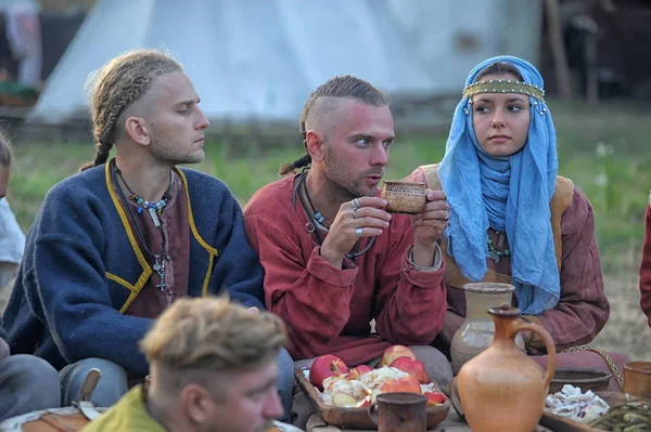 Rusia Volkhov 2013 Personas Con Ropa Histórica Auténtica Una Fiesta — Foto de Stock