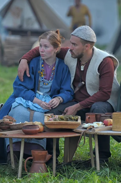 Rússia Volkhov 2013 Pessoas Roupas Históricas Autênticas Uma Festa Medieval — Fotografia de Stock