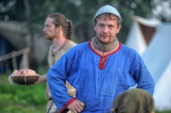 Ryssland Volchov 2013 Människor Autentiska Historiska Kläder Medeltida Gästabud Festivalen — Stockfoto