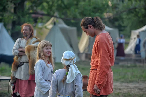 Rússia Volkhov 2013 Pessoas Roupas Históricas Autênticas Uma Festa Medieval — Fotografia de Stock