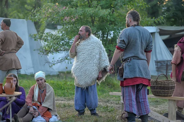 ロシア ヴォルホフ 中世の饗宴 早い中間年齢の歴史的再構成の祭で本格的な歴史的な衣装で 2013 — ストック写真