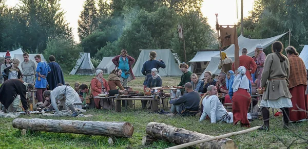 Rússia Volkhov 2013 Pessoas Roupas Históricas Autênticas Uma Festa Medieval — Fotografia de Stock