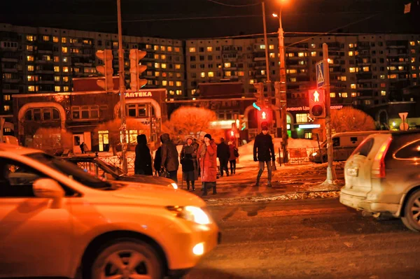 Russie Saint Pétersbourg 2017 Circulation Nocturne Piétons Dans Rue Hiver — Photo