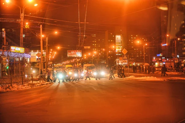 러시아 세인트 2017 트래픽과 겨울에 거리에 보행자 — 스톡 사진