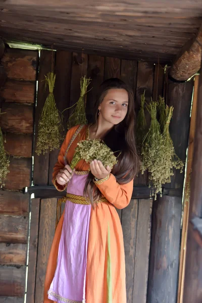 Portrait Une Jeune Belle Femme Aux Cheveux Bruns Robe Ethnique — Photo