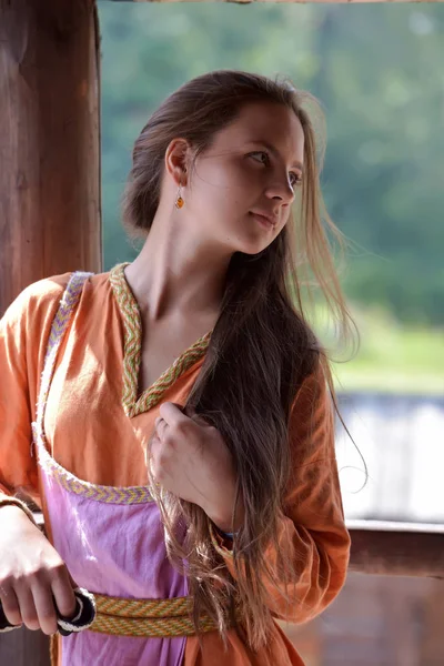 Молодая Девушка Викиг Оранжевом Платье — стоковое фото
