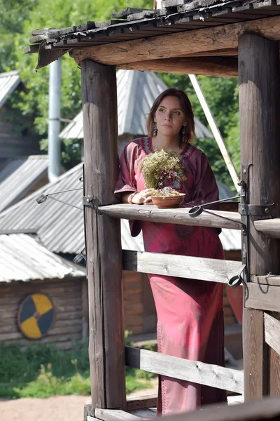 Jeune Femme Aux Herbes Séchées Dans Une Cabane Bois — Photo