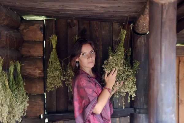 Giovane Donna Con Erbe Essiccate Una Capanna Legno — Foto Stock