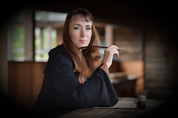Kobieta Płaszcz Średniowieczny Siedzi Pomocą Pióra Pisze — Zdjęcie stockowe