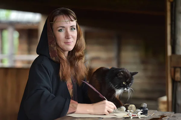 Une Femme Vêtue Manteau Médiéval Assoit Avec Stylo Écrit Chat — Photo