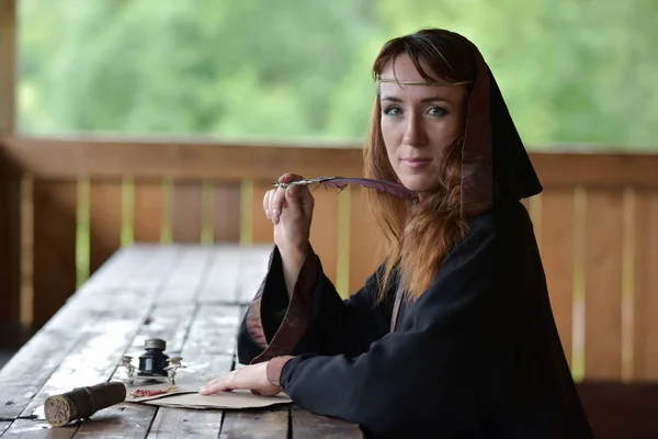 Eine Frau Mittelalter Mit Einem Stift Und Schreibt — Stockfoto