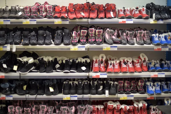 Rusia San Petersburgo 2015 Zapatos Invierno Para Niños Adolescentes Supermercado — Foto de Stock