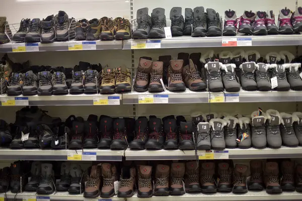 俄罗斯 圣彼得堡27122015家超市儿童和青少年冬季鞋 — 图库照片