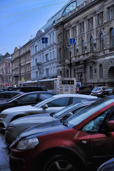 Russia San Pietroburgo 2015 Auto Parcheggiate Strada Nel Centro Della — Foto Stock