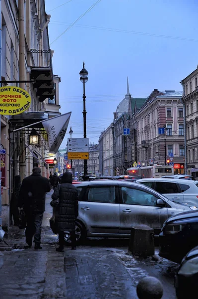 Russia San Pietroburgo 2015 Auto Parcheggiate Strada Nel Centro Della — Foto Stock