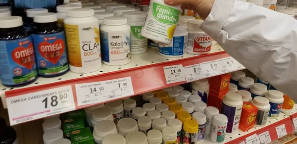 Finnország Lappeenranta 2018 Kéz Tartja Vitaminok Szupermarketben — Stock Fotó