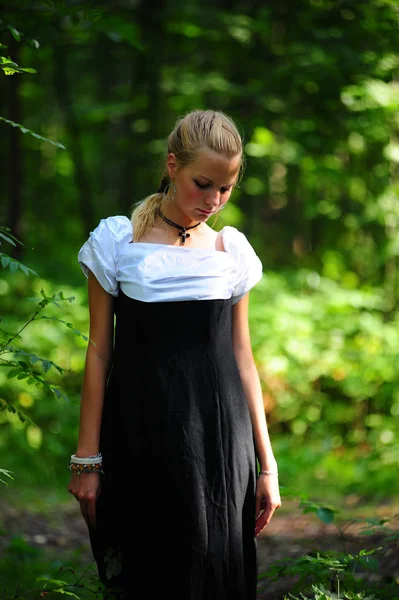 年轻的金发女郎在一个公园在黑色与白色礼服 — 图库照片