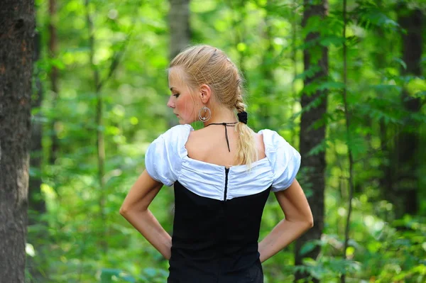 Jeune Blonde Dans Parc Noir Avec Robe Blanche — Photo