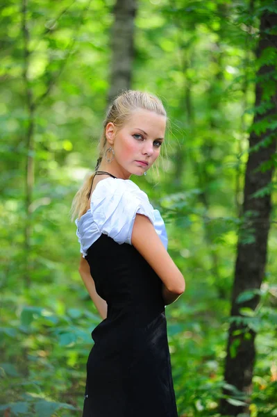 Junge Blondine Einem Park Schwarz Mit Weißem Kleid — Stockfoto