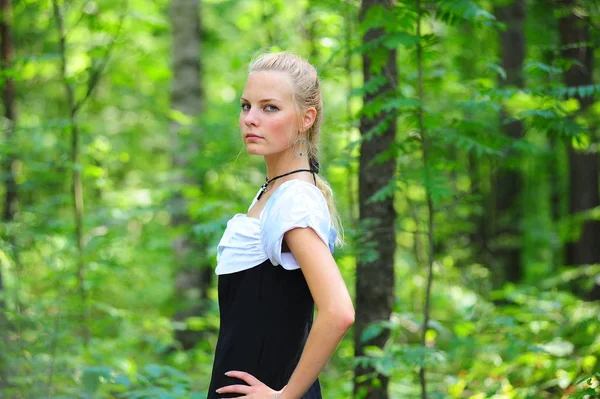 Jovem Loira Parque Preto Com Vestido Branco — Fotografia de Stock