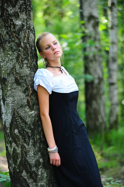 Joven Rubia Parque Negro Con Vestido Blanco —  Fotos de Stock